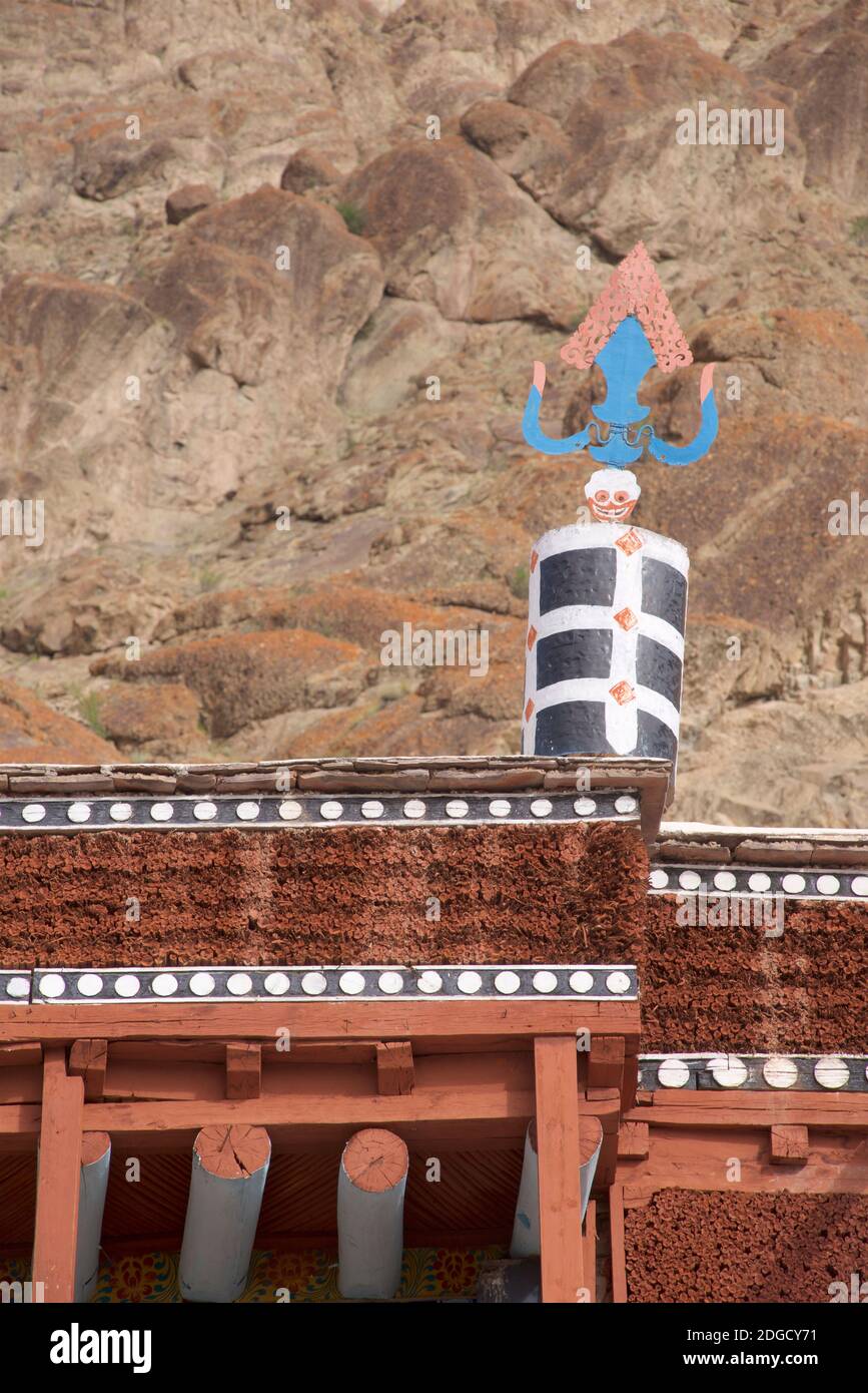 Volano buddista tibetano sul tetto del monastero. La parte superiore è progettata per catturare il vento in modo da ruotare il tamburo inferiore. Monastero di Hemis, Hemis, Ladakh, Jammu e Kashmir, India. Iconografia buddista. Foto Stock