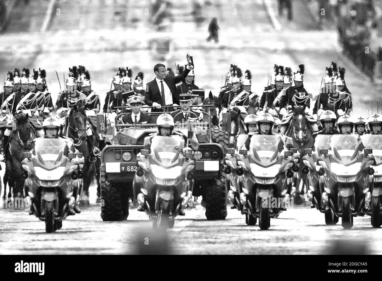 Il nuovo presidente francese Emmanuel Macron arriva sul viale degli Champs Elysees e sull'Arco di Trionfo poco dopo aver giurato il 14 maggio 2017 a Parigi. Foto di Ammar Abd Rabbo/ABACAPRESS.COM Foto Stock