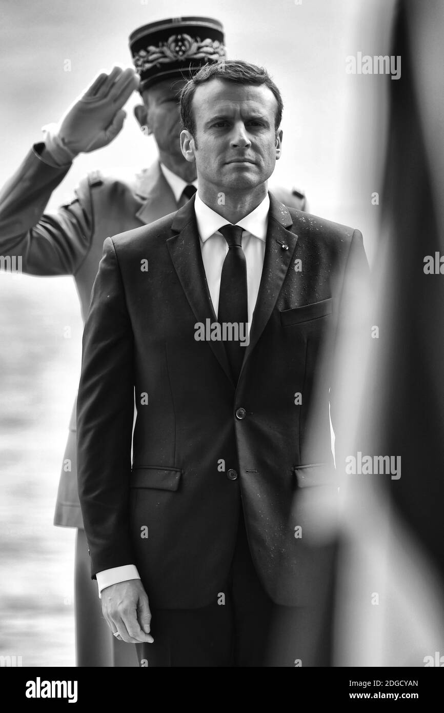 Il nuovo presidente francese Emmanuel Macron arriva sul viale degli Champs Elysees e sull'Arco di Trionfo poco dopo aver giurato il 14 maggio 2017 a Parigi. Foto di Ammar Abd Rabbo/ABACAPRESS.COM Foto Stock