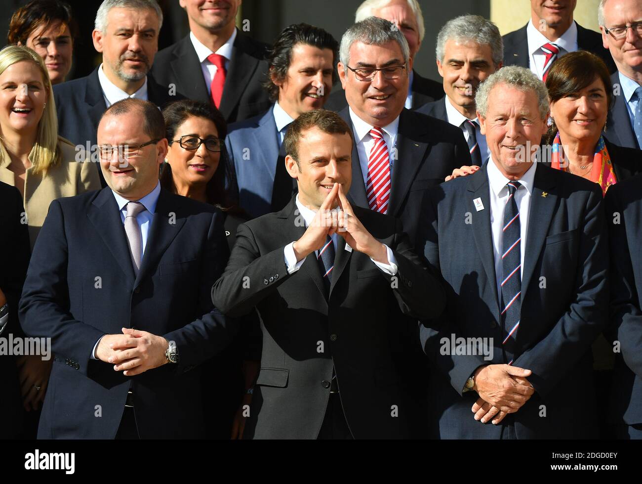 Il nuovo presidente francese Emmanuel Macron pone per una foto di famiglia con Patrick Baumann (C-L) accanto al co-presidente della candidatura di Parigi per le Olimpiadi del 2024 Tony Estanguet (L) e membro francese del CIO Guy Drut (R) all'Elysee Palace iat The Elysee Palace a Parigi dopo un Incontro con i membri della Commissione di valutazione del Comitato Olimpico Internazionale (CIO), il 16 maggio 2017, prima del voto per le Olimpiadi estive del 2024. Foto di Christian Liegi/ABACAPRESS.COM Foto Stock