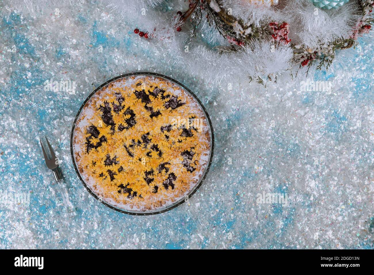 Torta di Natale con fiocco di neve su neve gelida. Concetto di Capodanno e vacanze. Foto Stock
