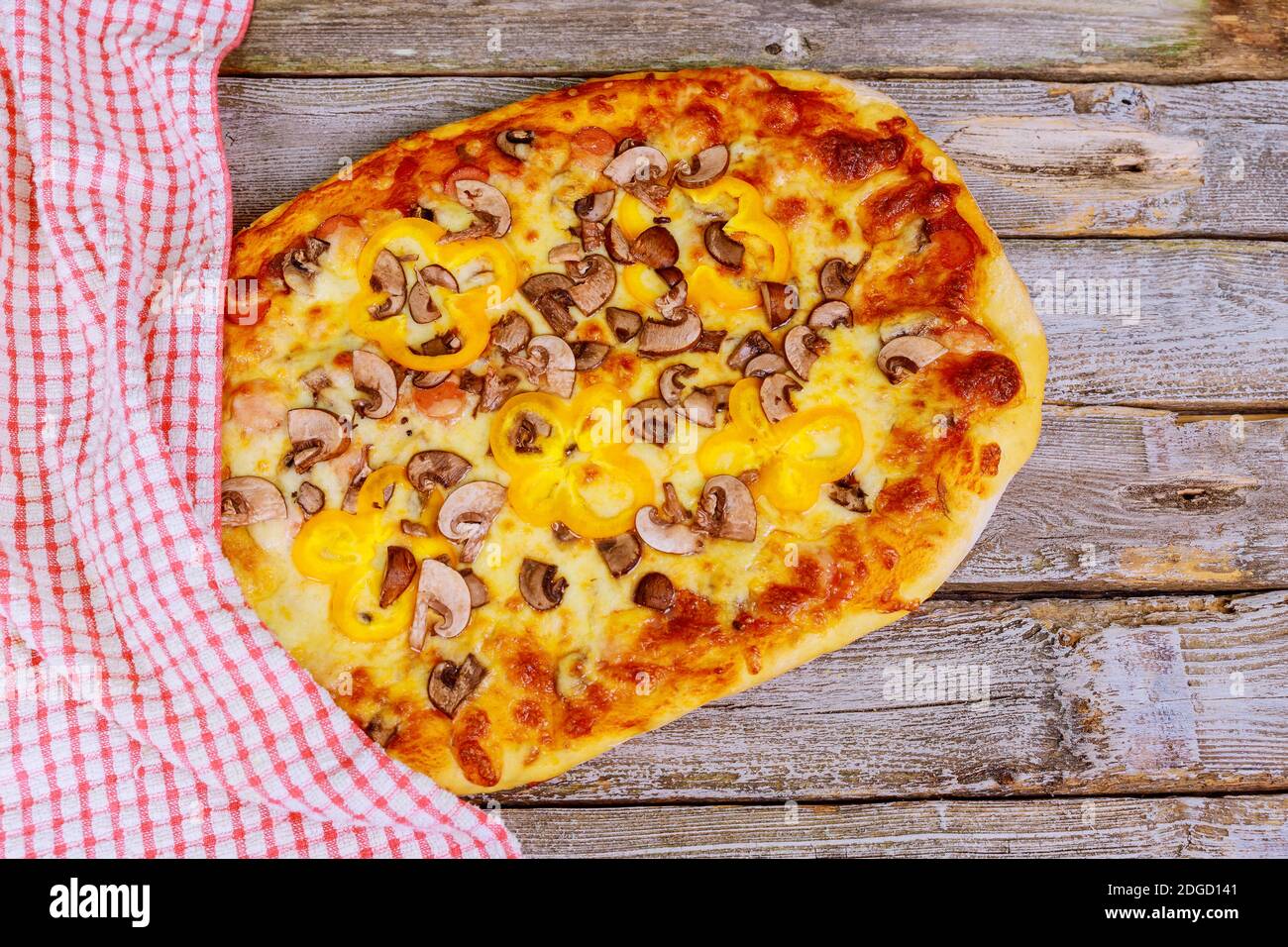 Pizza fatta in casa con funghi su sfondo di legno. Vista dall'alto. Foto Stock