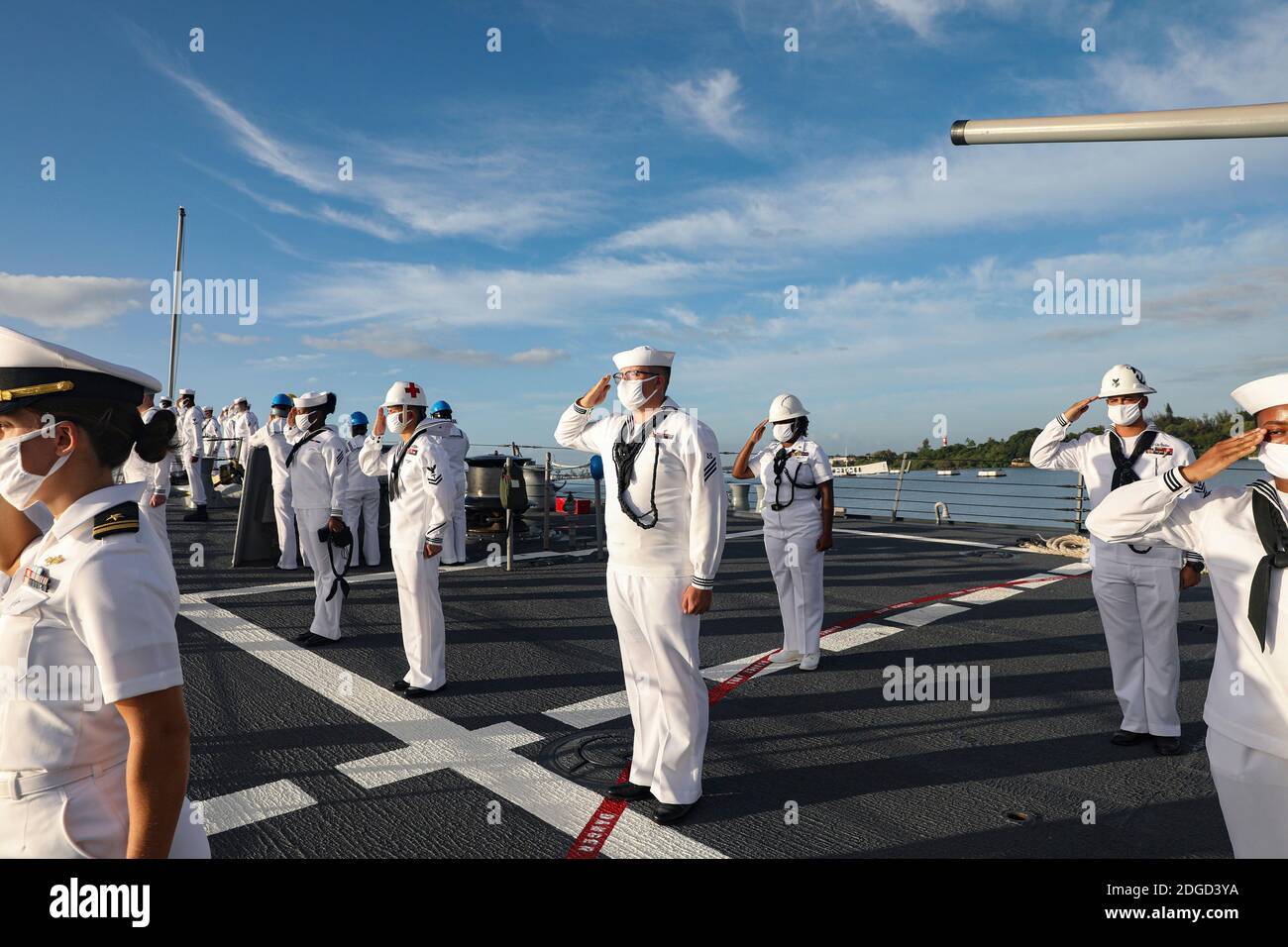 Honolulu, Stati Uniti d'America. 07 dicembre 2020. Honolulu, Stati Uniti d'America. 07 dicembre 2020. I marinai della marina statunitense a bordo del cacciatorpediniere missilistico guidato USS Michael Murphy salutano l'USS Arizona Memorial come parte della 79a cerimonia del Pearl Harbor Remembrance Day al Pearl Harbor National Memorial 7 dicembre 2020 a Honolulu, Hawaii. Credit: MC3 Jaimar Carson Bondurant/US Navy/Alamy Live News Foto Stock