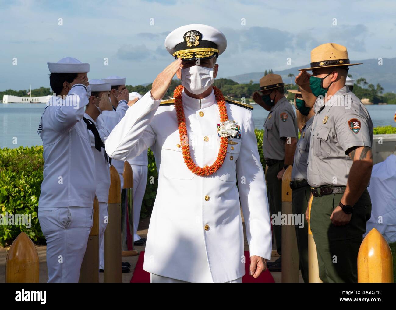 Honolulu, Stati Uniti d'America. 07 dicembre 2020. Honolulu, Stati Uniti d'America. 07 dicembre 2020. ADM posteriore U.S. Navy. Robb Chadwick, Comandante, Regione della Marina delle Hawaii e Comandante, Naval Surface Group Middle Pacific saluta i ragazzi laterali dopo la 79a cerimonia del giorno della memoria di Pearl Harbor al Pearl Harbor National Memorial 7 dicembre 2020 a Honolulu, Hawaii. Credit: MCS2 Jessica Blackwell/US Navy/Alamy Live News Foto Stock