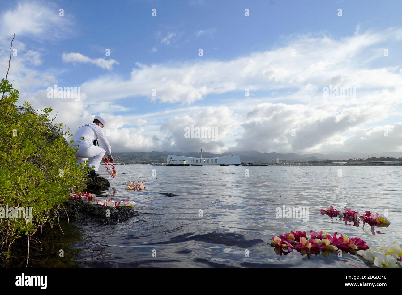 Honolulu, Stati Uniti d'America. 07 dicembre 2020. Honolulu, Stati Uniti d'America. 07 dicembre 2020. I marinai Naval Special Warfare galleggiano i leis hawaiani tradizionali vicino all'USS Arizona Memorial per commemorare la 79a cerimonia del giorno della memoria di Pearl Harbor al Pearl Harbor National Memorial 7 dicembre 2020 a Honolulu, Hawaii. Credito: MC2 Charles OKI/US Navy/Alamy Live News Foto Stock
