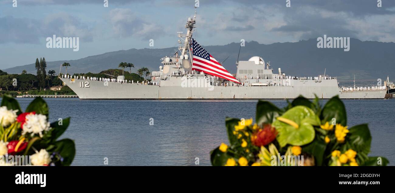 Honolulu, Stati Uniti d'America. 07 dicembre 2020. Honolulu, Stati Uniti d'America. 07 dicembre 2020. I marinai della Marina statunitense a bordo del cacciatorpediniere missilistico guidato USS Michael Murphy, mentre navigano, passano per la USS Arizona Memorial come parte della 79a cerimonia del Pearl Harbor Remembrance Day al Pearl Harbor National Memorial 7 dicembre 2020 a Honolulu, Hawaii. Credit: MC2 Jessica Blackwell/US Navy/Alamy Live News Foto Stock
