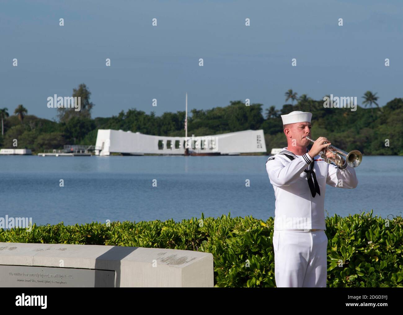 Honolulu, Stati Uniti d'America. 09 marzo 2020. Honolulu, Stati Uniti d'America. 09 marzo 2020. Il musicista della Marina statunitense di terza classe Dakota Keller esegue colpi sul risate durante la 79esima cerimonia del Pearl Harbor Remembrance Day presso il Pearl Harbor National Memorial 7 dicembre 2020 a Honolulu, Hawaii. Credit: MC2 Jessica Blackwell/US Navy/Alamy Live News Foto Stock