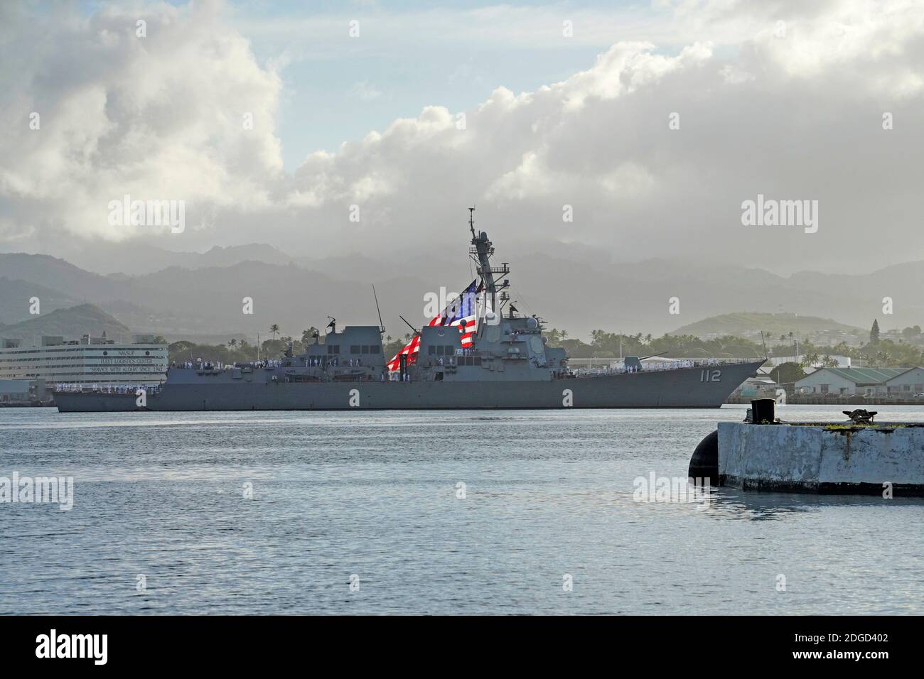 Honolulu, Stati Uniti d'America. 07 dicembre 2020. Honolulu, Stati Uniti d'America. 07 dicembre 2020. Il cacciatorpediniere missilistico guidato della marina degli Stati Uniti Michael Murphy salpa attraverso la USS Arizona Memorial come parte della 79a cerimonia del Pearl Harbor Remembrance Day al Pearl Harbor National Memorial 7 dicembre 2020 a Honolulu, Hawaii. Credit: MCC Chris Perez/US Navy/Alamy Live News Foto Stock