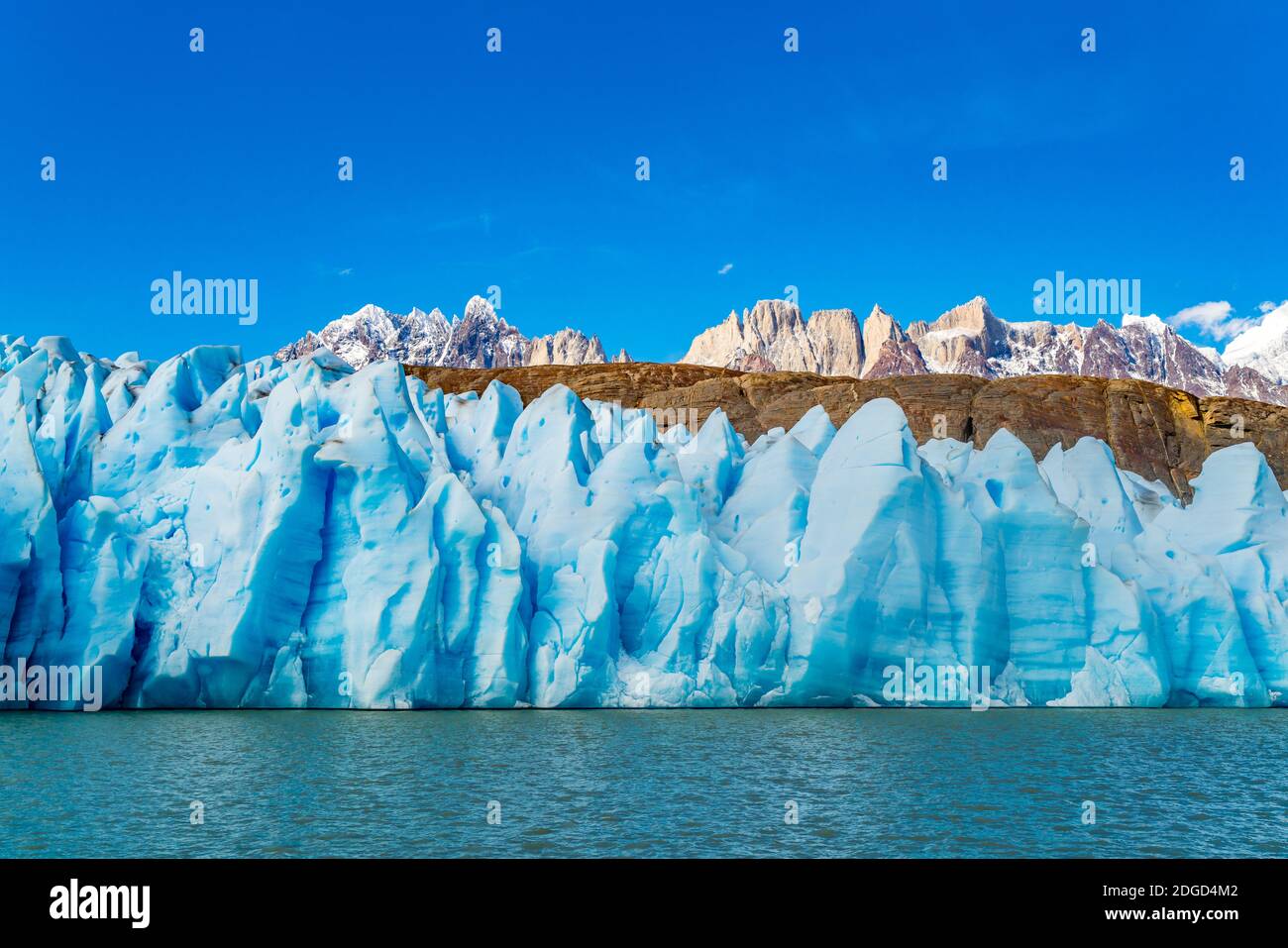 Vista panoramica del ghiaccio blu di Glacier Grey, il ripple di Lke Grey e la splendida montagna innevata Foto Stock