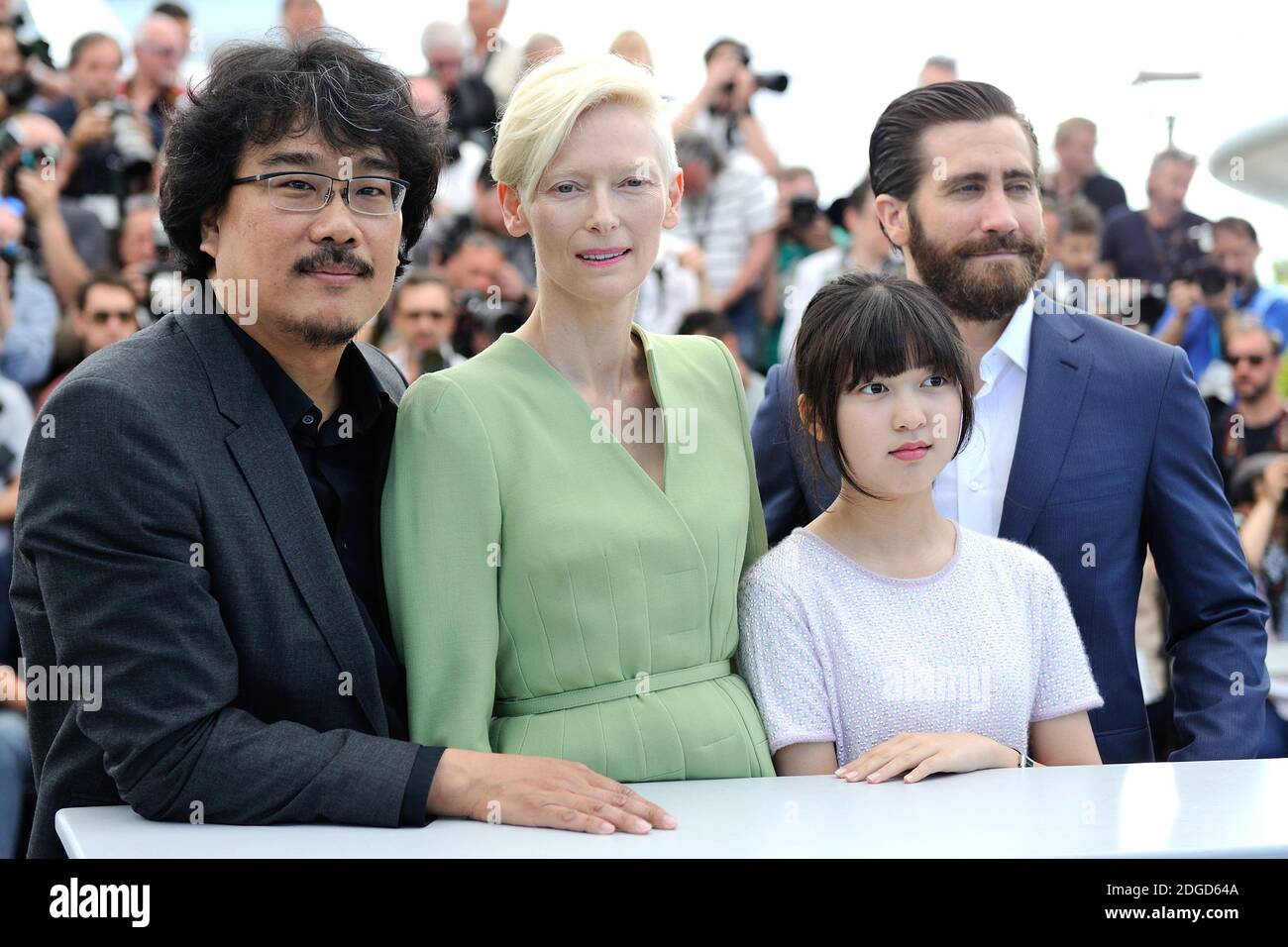 Il regista Bong Joon-ho, gli attori Tilda Swinton, Ahn Seo-Hyun e Jake Gyllenhaal hanno partecipato alla fotocellula Okja nell'ambito del 70° Festival di Cannes, in Francia, il 19 maggio 2017. Foto di Aurore Marechal/ABACAPRESS.COM Foto Stock