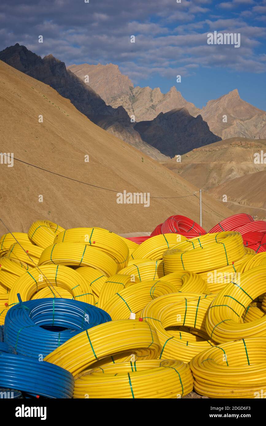 Tubazioni in plastica per un progetto di comunicazione. Strada, Ladakh, Himalaya Foto Stock