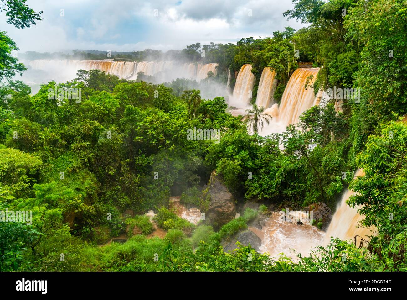 Paesaggio delle famose Cascate di Iguazu al confine con l'Argentina Foto Stock