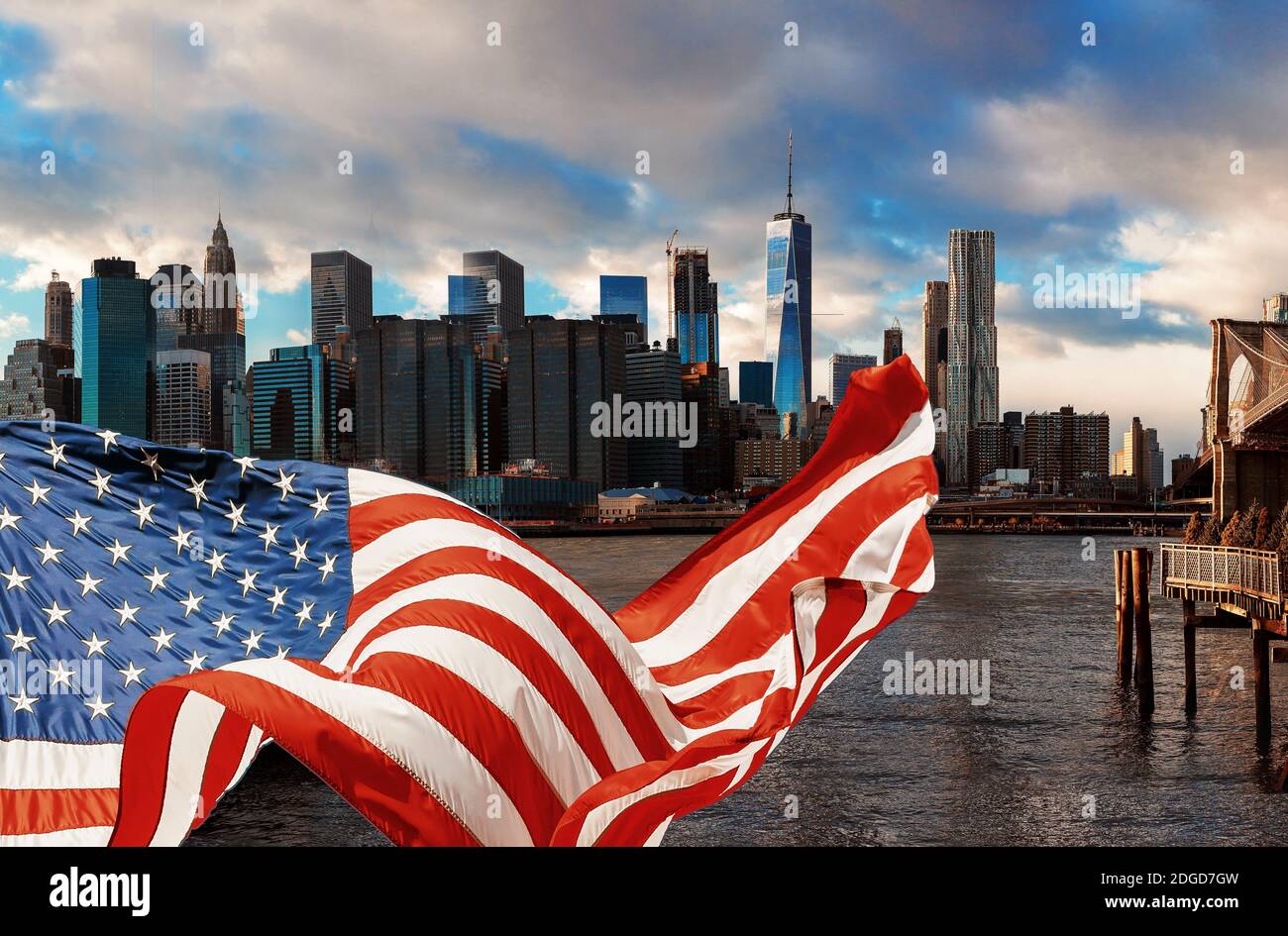 Ponte di Brooklyn a New York City Manhattan e bandiera americana volare Foto Stock