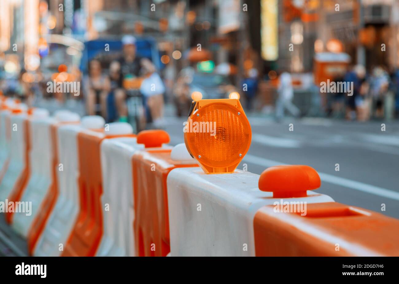 Blocco stradale o cantiere con segnale su strada. Barricata di strada rossa e bianca. Foto Stock