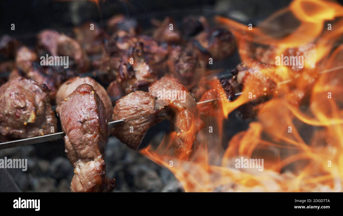 Cuocere il kebab o lo shashlik sugli spiedini Foto Stock