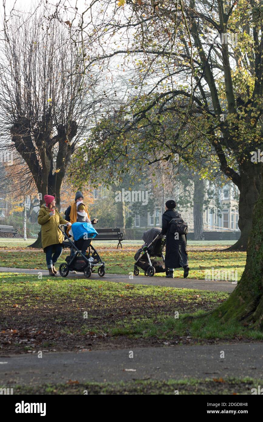 Mamme che camminano nel parco con bambini piccoli Foto Stock