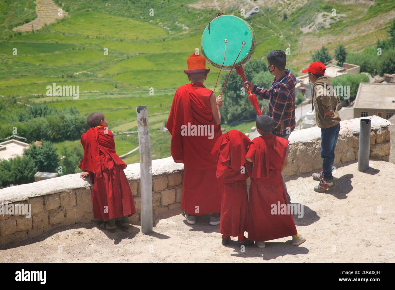 Monaci residenti con un tamburo buddista tibetano che annunciano l'inizio del festival Karsha Gustor a coloro che vivono nella valle sottostante. Monastero di Karsha, Foto Stock