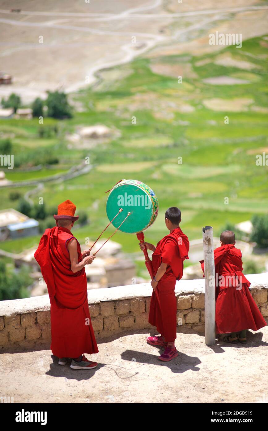 Monaci con un tamburo buddista tibetano che annunciano l'inizio della festa di Karsha Gustor a coloro che vivono nella valle sottostante. Monastero di Karsha, vicino a Padu Foto Stock