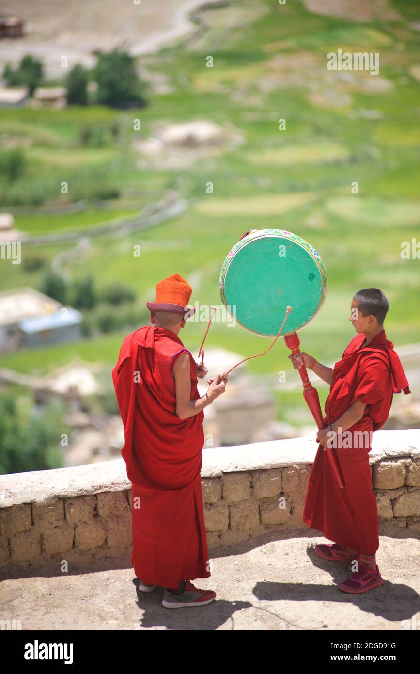 Monaci residenti con un tamburo buddista tibetano che annunciano l'inizio del festival Karsha Gustor a coloro che vivono nella valle sottostante. Monastero di Karsha, Foto Stock