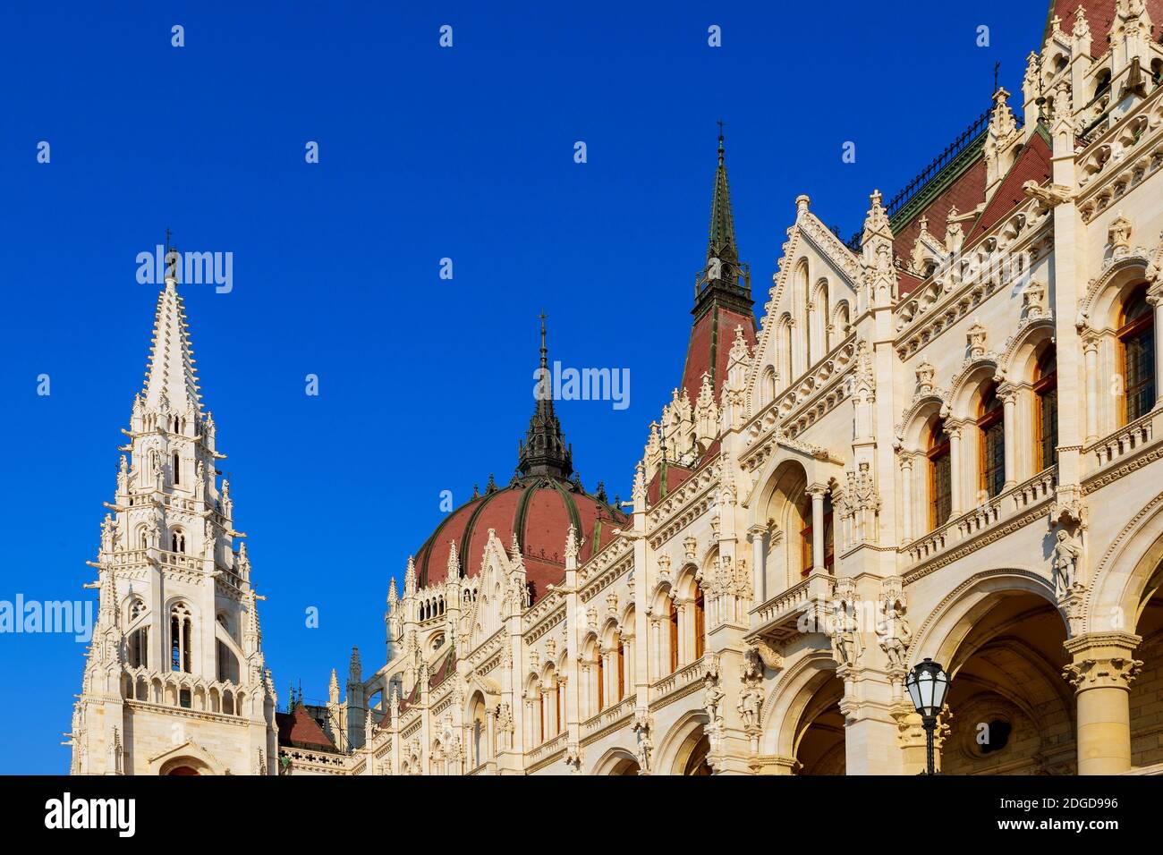 Ungheria, Budapest. Splendida vista sul Parlamento della città. Architettura. Foto Stock
