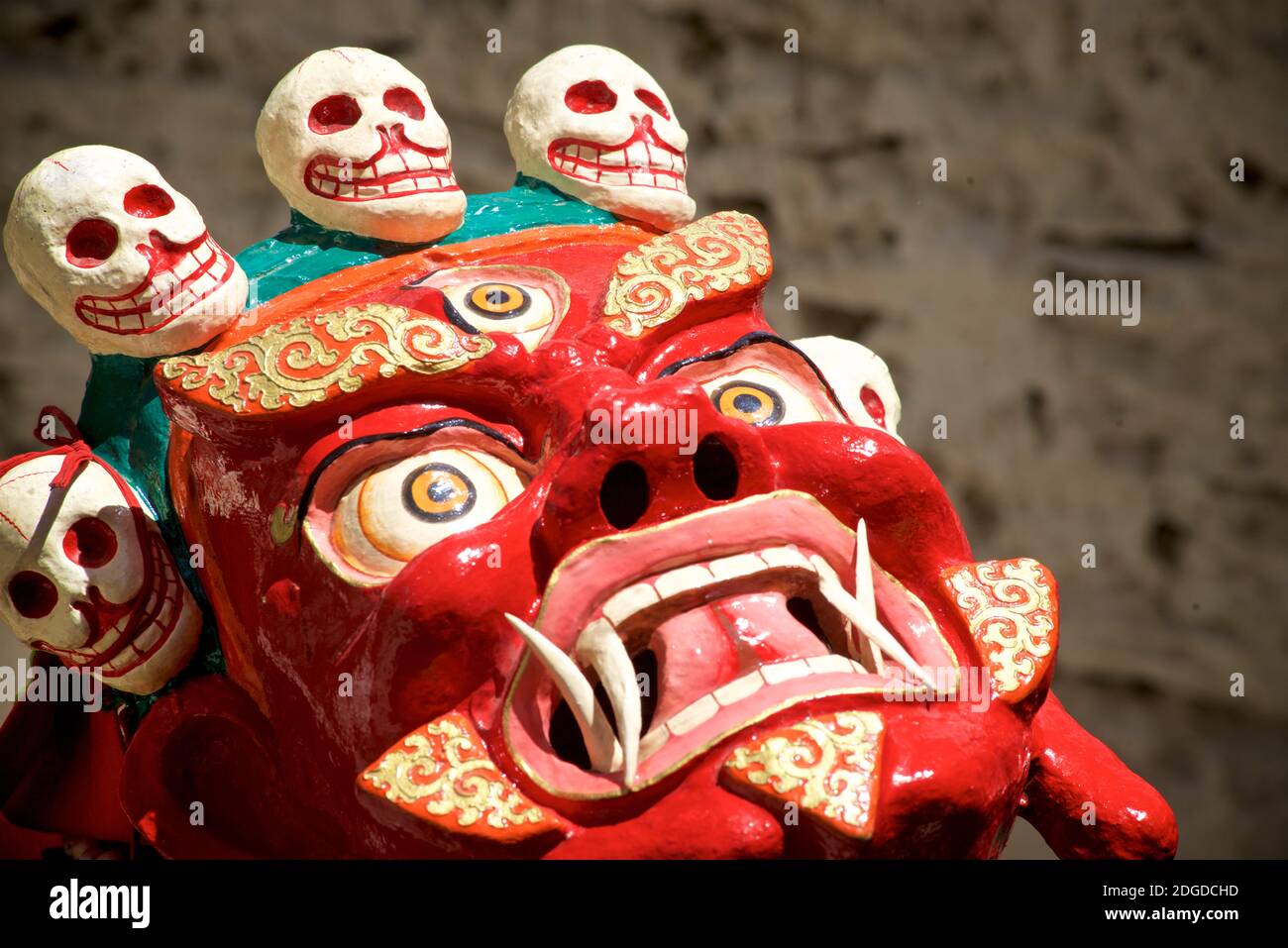 Ballerino mascherato di prosciutto in maschera Mahakala che si esibisce al festival Zanskar / Karsha Gustor, celebrato al monastero di Karsha, vicino alla valle di Padum Zanskar, L. Foto Stock