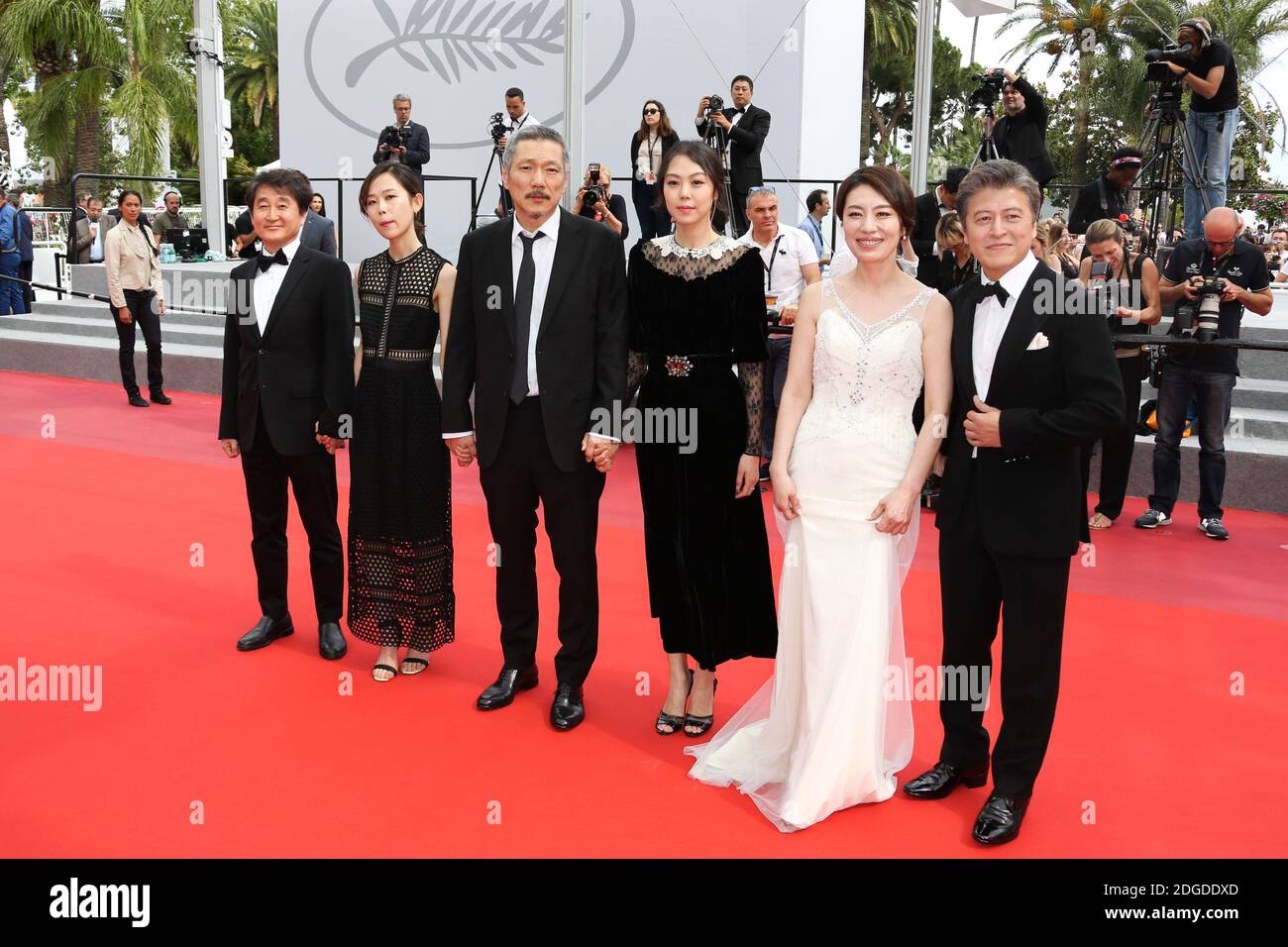 Gli attori Haehyo Kwon, Cho Yunhee e Kim Minhee, il regista Hong SangSoo, l'attore Kim Saebyuk e il direttore della fotografia Kim Hyungkoo partecipano alla prima "il giorno dopo (Geu Hu)" durante il 70° Festival annuale del cinema di Cannes al Palais des Festivals il 22 maggio 2017 a Cannes, Francia. Foto di David Boyer/ABACAPRESS.COM Foto Stock