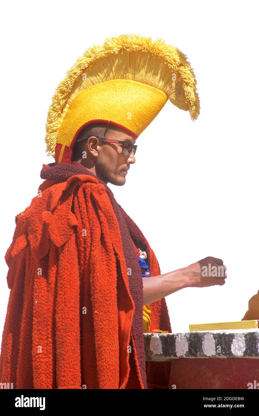 Lama buddista dal cappello giallo in abbigliamento monastico, festival di  Karsha Gustor, monastero di Karsha, vicino alla valle di Padum Zanskar,  Ladakh, Jammu e Kashmir, India settentrionale Foto stock - Alamy