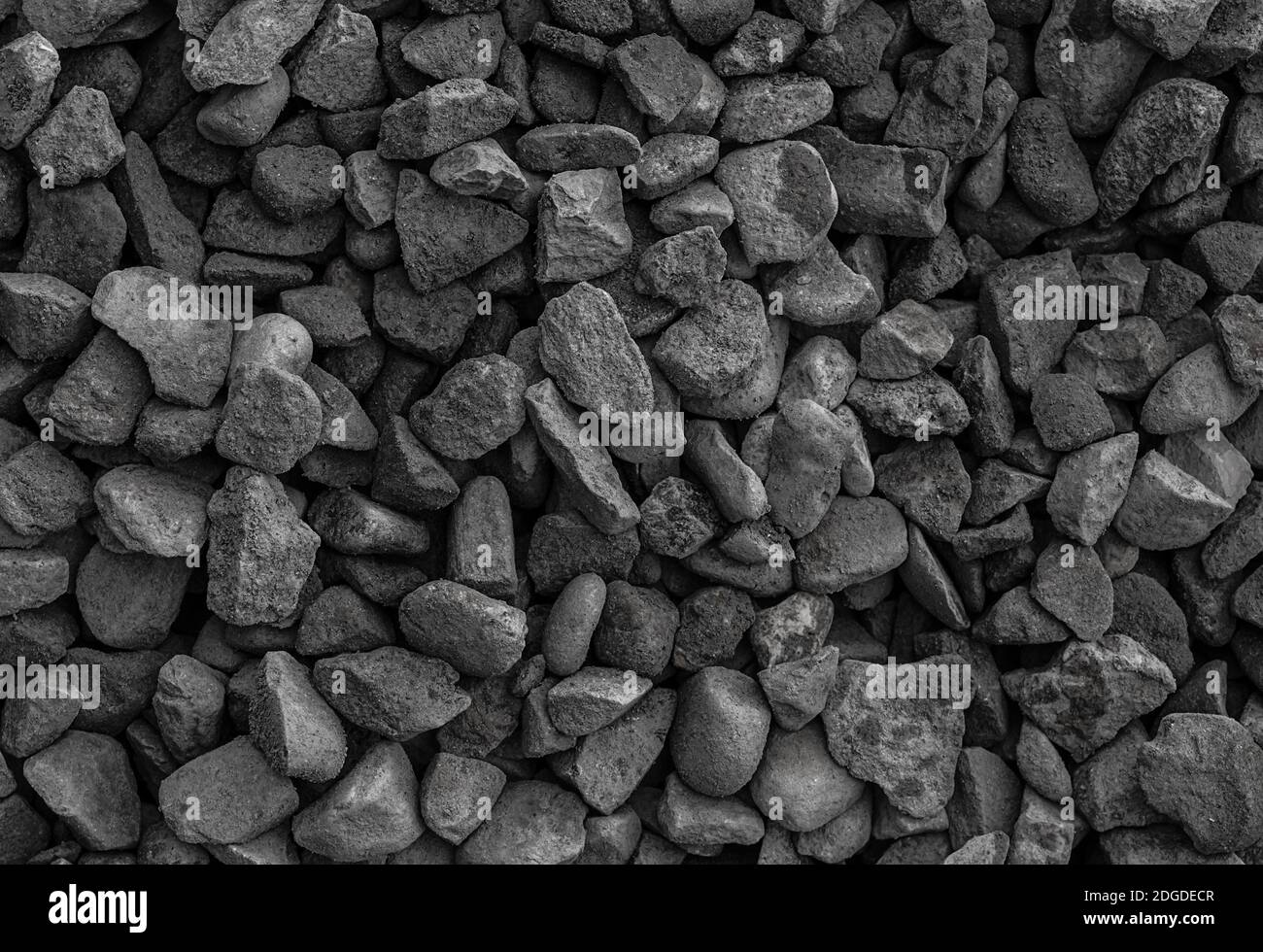 Ghiaia grigio polvere sfondo geologia, texture monocromatico set di pietre primo piano Foto Stock