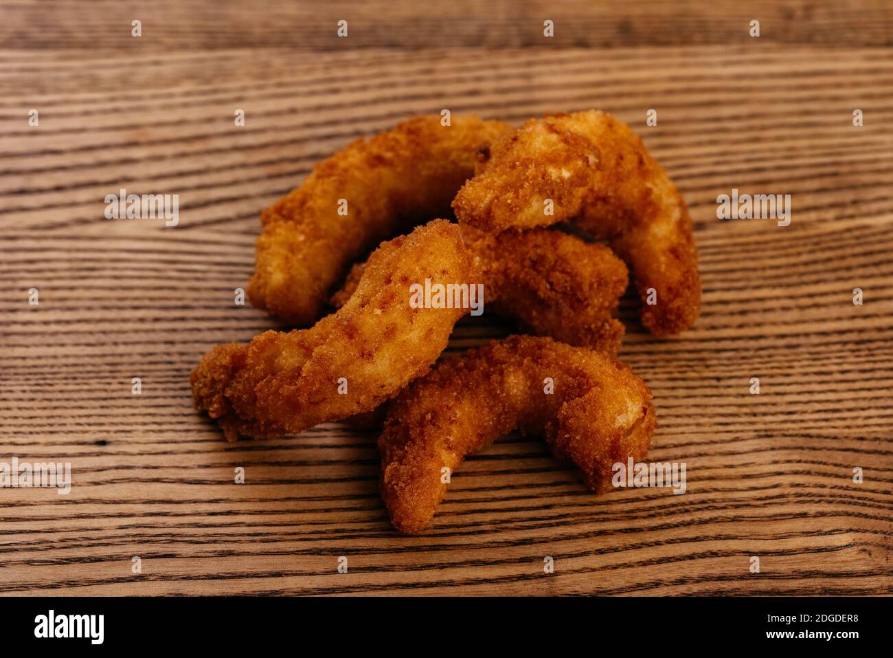 Gamberi fritti in pasta su una tavola di legno Foto Stock