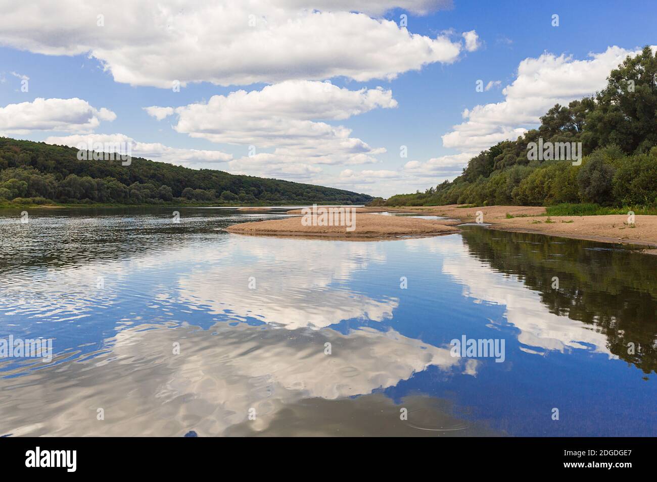 Isola di sabbia tra la superficie calma del fiume lungo le rive della foresta riposano relax in a s. Foto Stock
