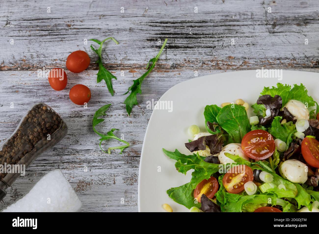 Insalata verde con spinaci, polpette di mozzarella al formaggio. Foto Stock