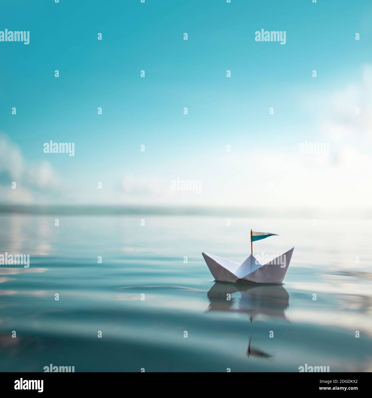 Barca di carta | vela via Foto Stock