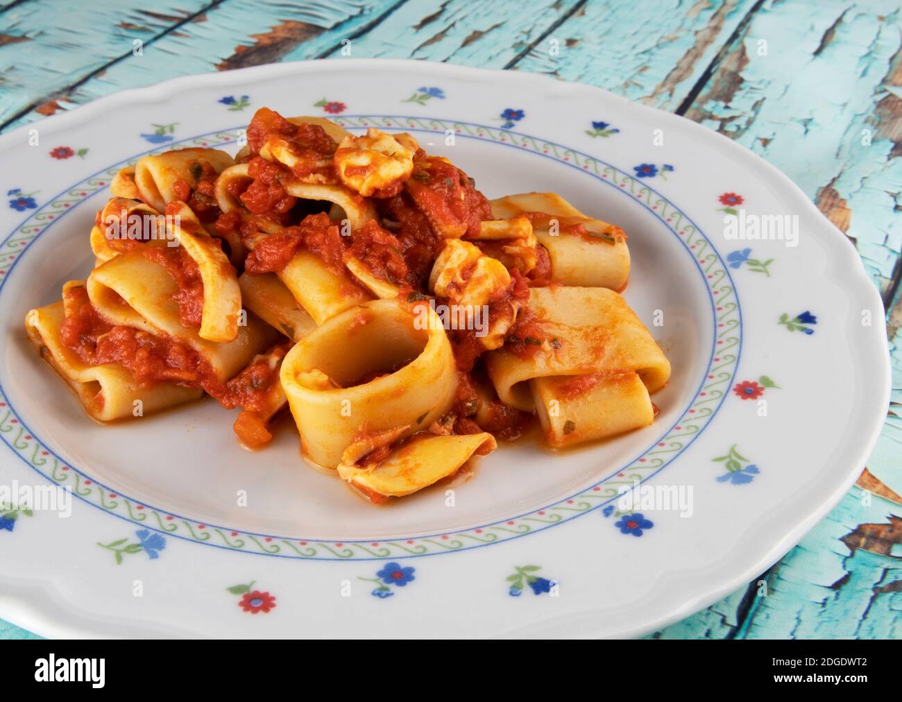 Pasta di paccheri con salsa di calamari Foto Stock