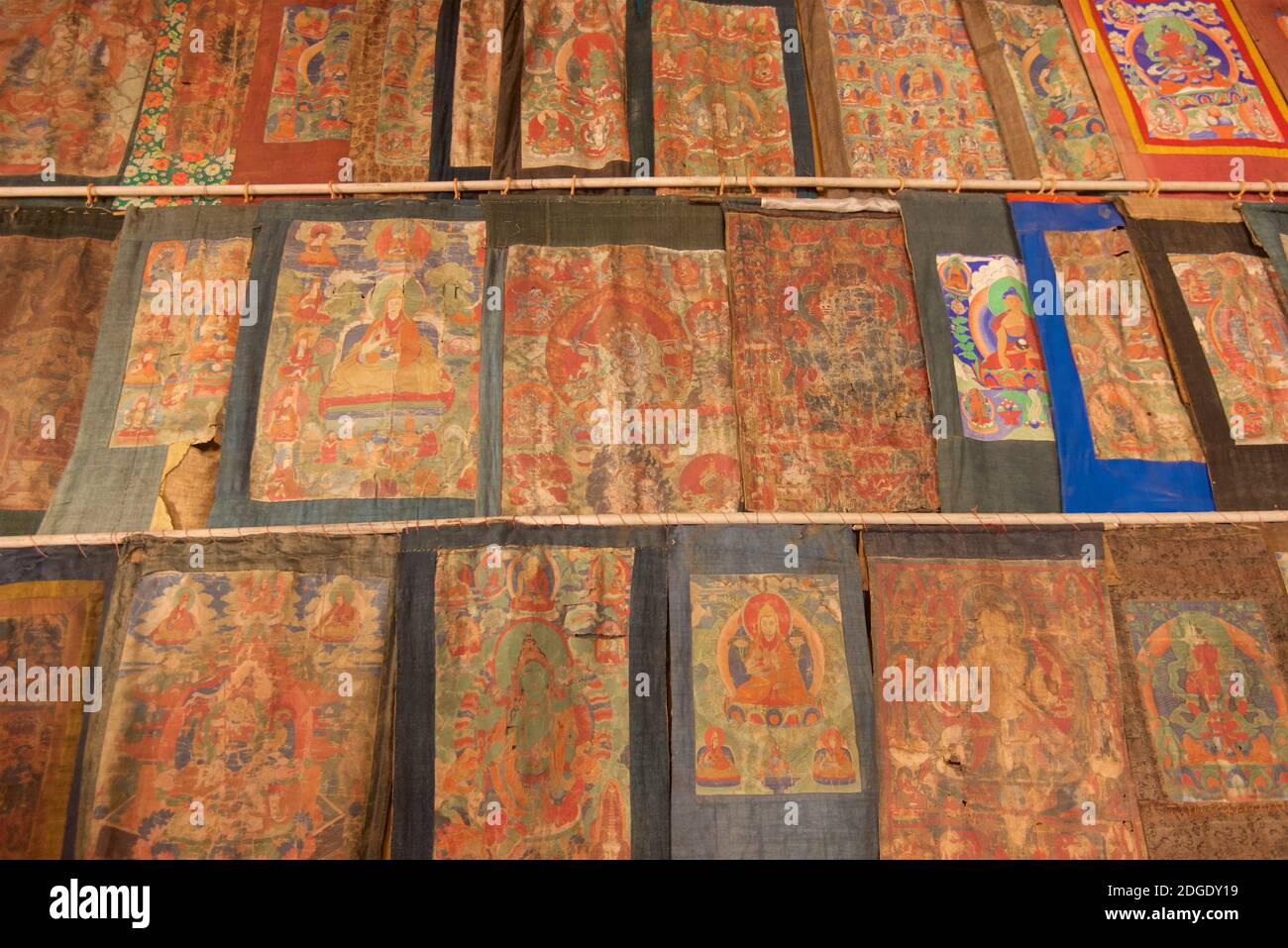 Numerose mandala dipinte e altre immagini buddiste adornano la sala di preghiera del Monastero di Stongdey, Zanskar, Ladakh, India settentrionale, circa 18Êkm a nord di Padum. La gompa è stata fondata nel 1052CE. Foto Stock