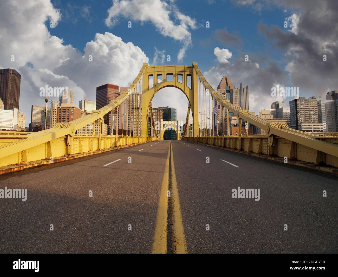 Grande ponte vuoto e nuvole nel centro di Pittsburgh, Pennsylvania. Foto Stock