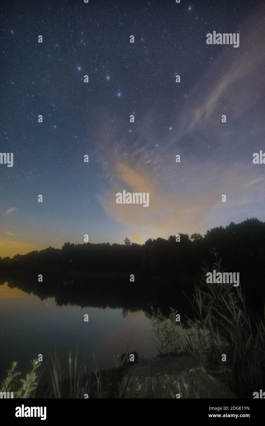 grande cucchiaia sul lago con nuvole di notte Foto Stock