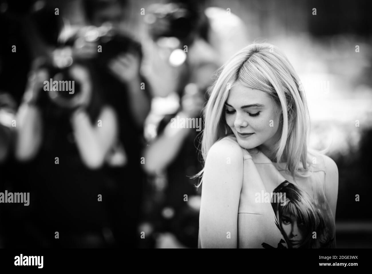 Elle Fanning in posa alla fotocellula guastata tenuta al Palais Des Festivals il 23 maggio 2017 a Cannes, Francia, nell'ambito del 70° Festival del Cinema di Cannes. Foto di David Boyer/ABACAPRESS.COM Foto Stock