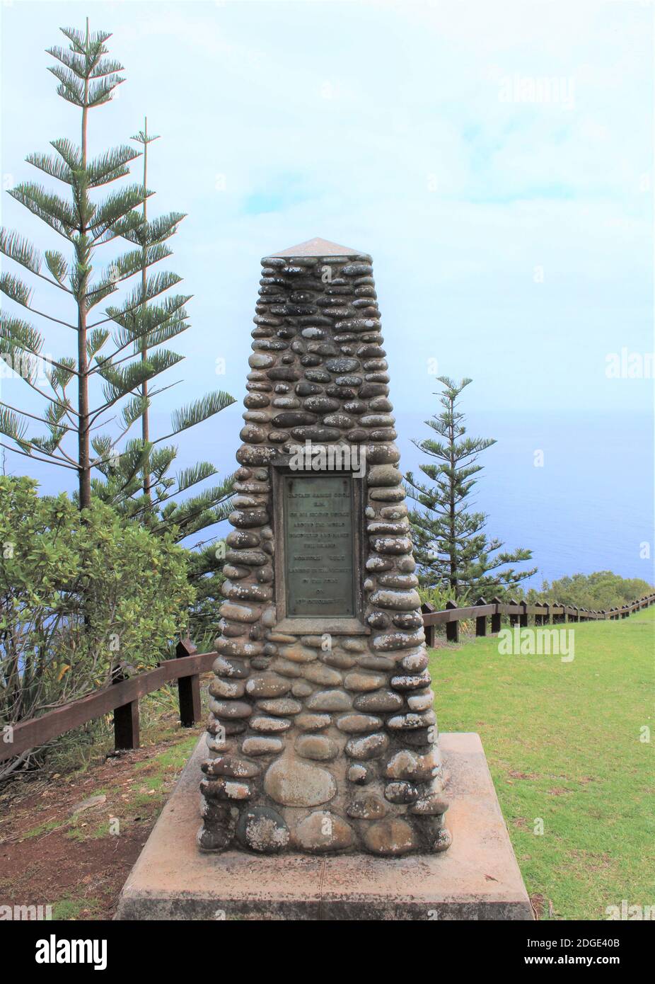 Norfolk Island, territorio esterno dell'Australia, Monumento di pietra del Capitano James Cook e alberi di pino endemici dell'Isola Norfolk (Araucaria eterophylla) Foto Stock