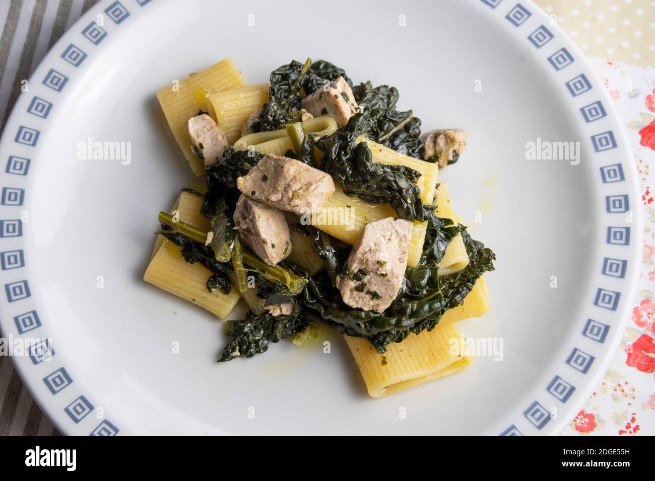Paccheri con cavolo nero e tonno fresco Foto Stock