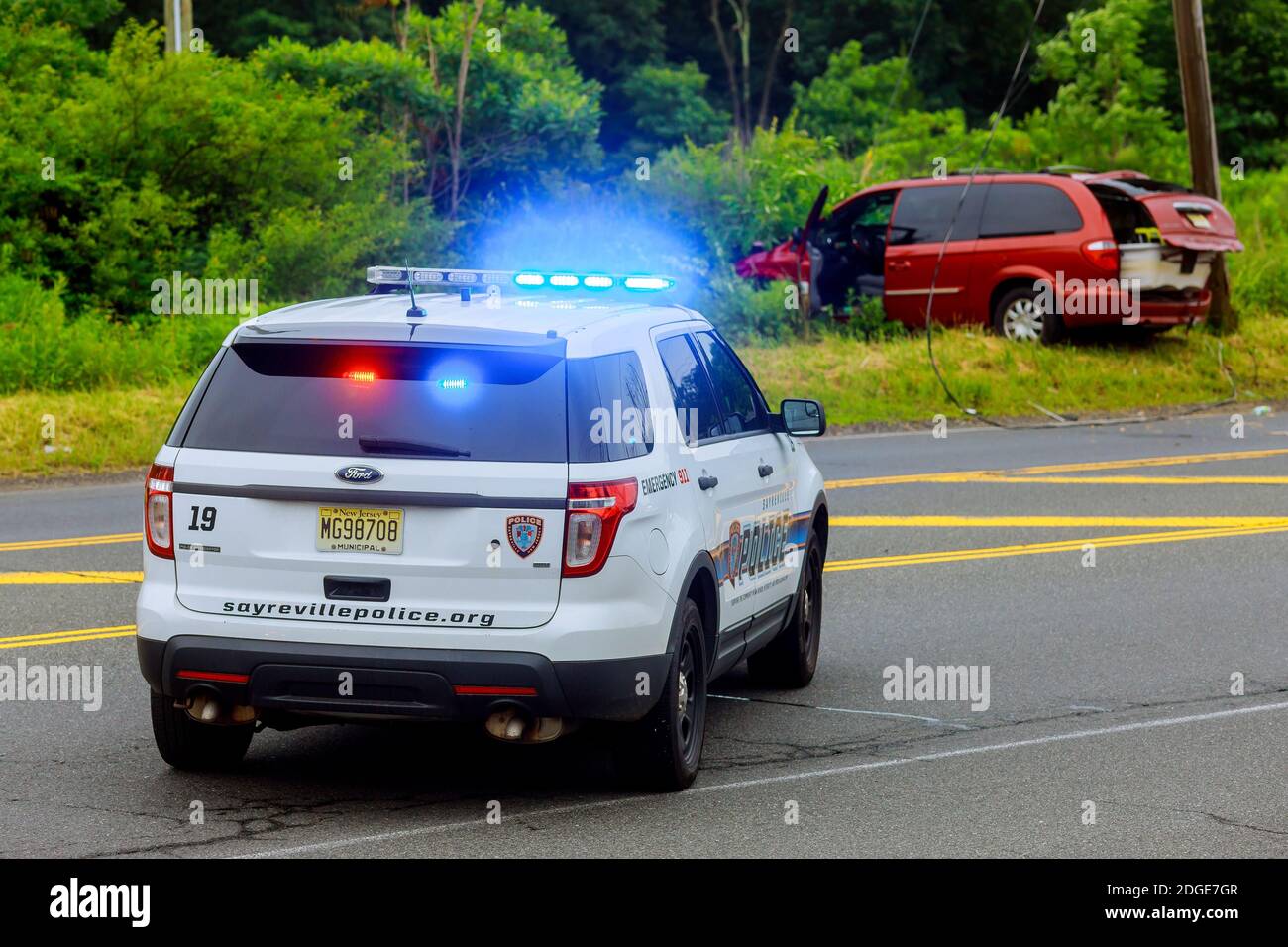Sayreville NJ USA - Jujy 02, 2018:polizia luci blu lampeggianti in caso di incidente auto danneggiata Foto Stock