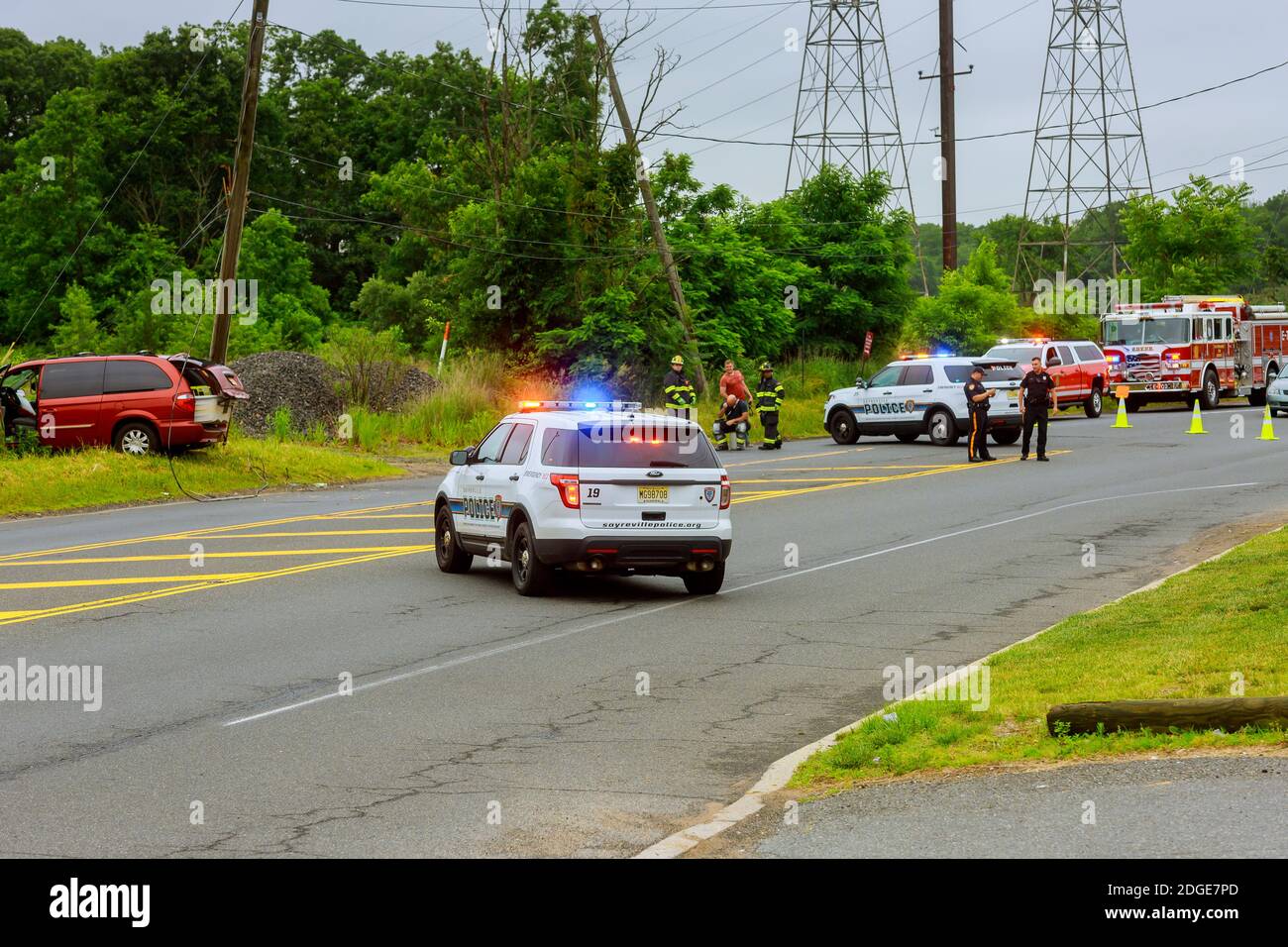 Sayreville NJ USA - Jujy 02, 2018: Luci blu lampeggianti polizia in caso di incidente auto danneggiata Foto Stock