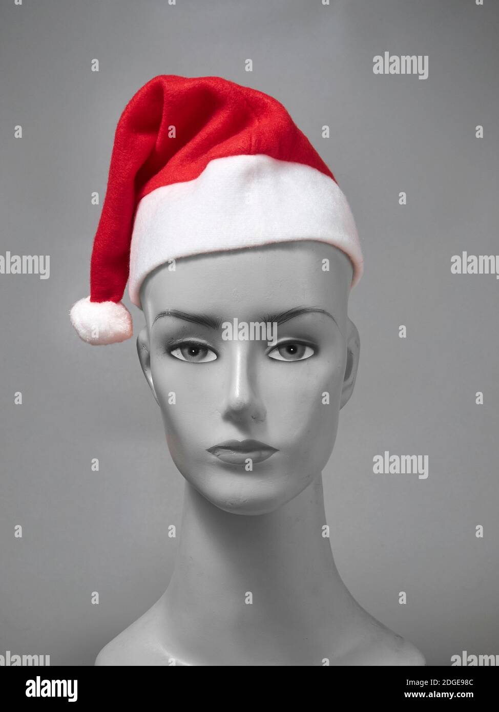 Vista frontale dell'immagine del cappello di Babbo Natale in grigio Sfondo per l'occasione di Natale Foto Stock