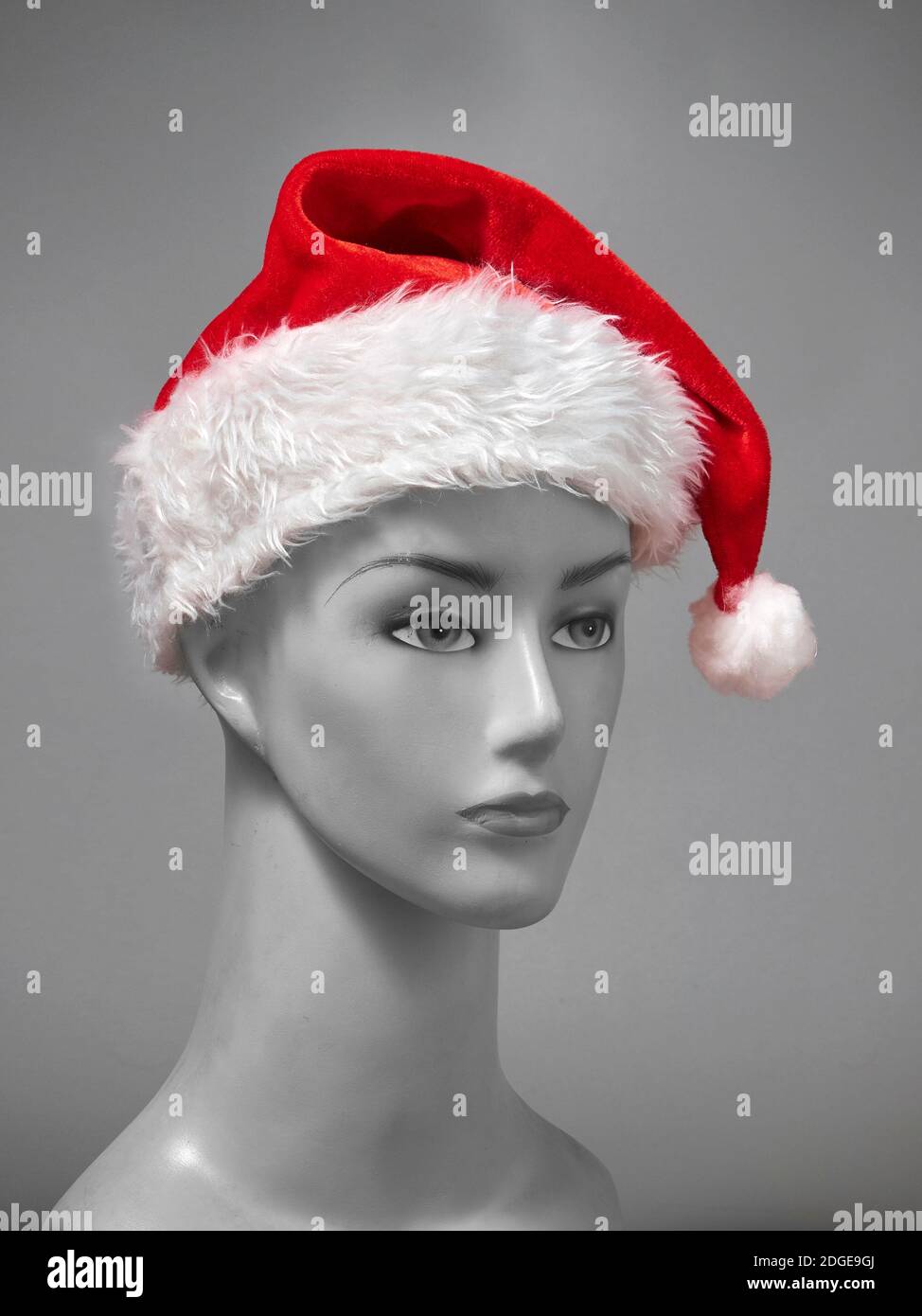 Immagine stock del cappello di Babbo Natale con sfondo grigio per Evento di Natale Foto Stock