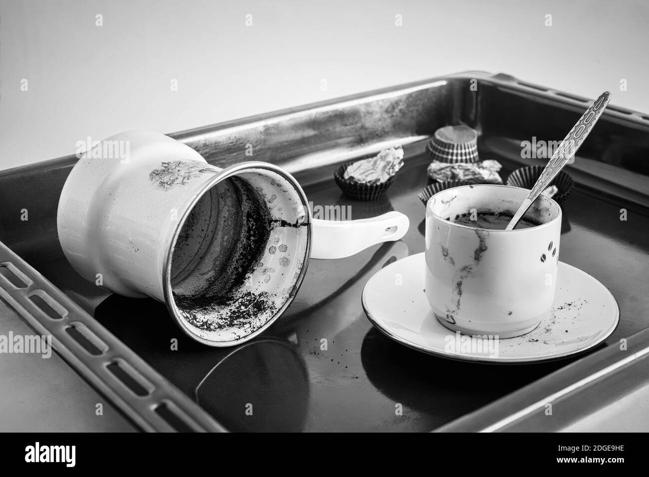 Una sporca Tazza da caffè con piattino e una tazza di caffè. Foto Stock