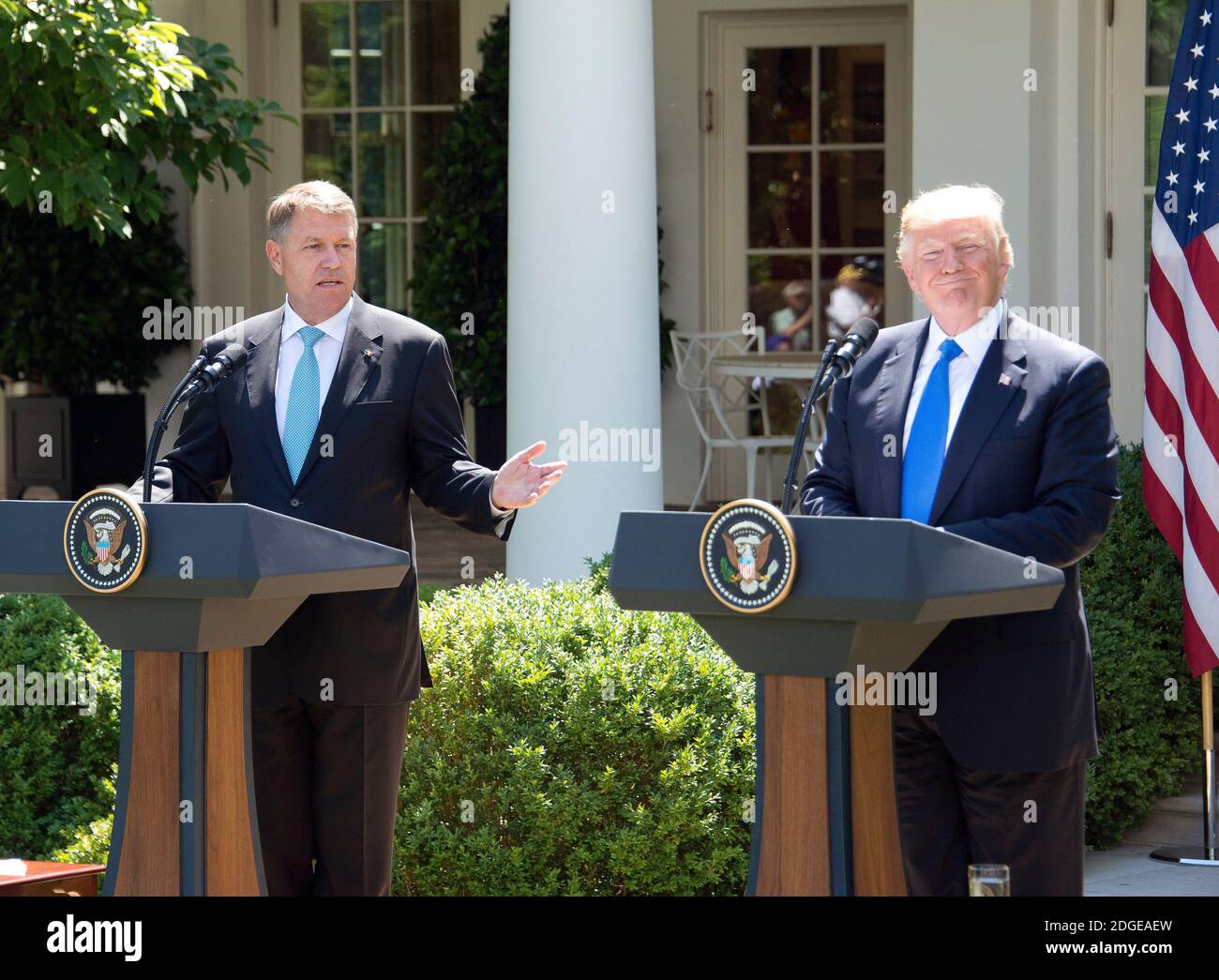 Il presidente degli Stati Uniti Donald J. Trump e il presidente rumeno Klaus Werner Ioannis hanno tenuto una conferenza stampa congiunta nel Rose Garden della Casa Bianca a Washington, DC, venerdì 9 giugno 2017. Nelle sue osservazioni, il presidente Trump ha chiamato James Comey 'un leaker' e ha impegnato gli Stati Uniti all'articolo V della NATO Charter.Photo di Ron Sachs / CNP /ABACAPRESS.COM Foto Stock