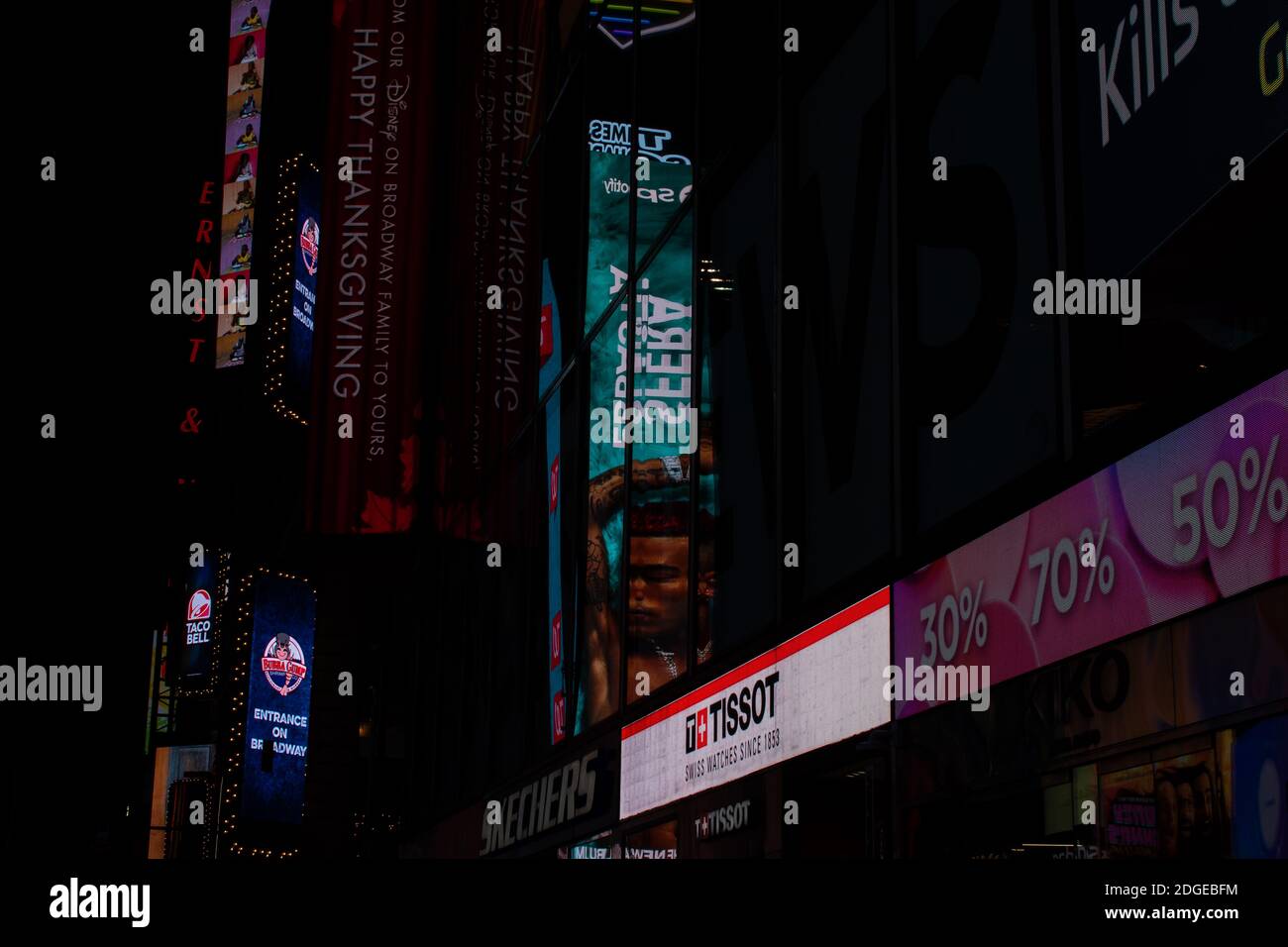 Annuncio che riflette su Windows in TimeSquare NYC Foto Stock