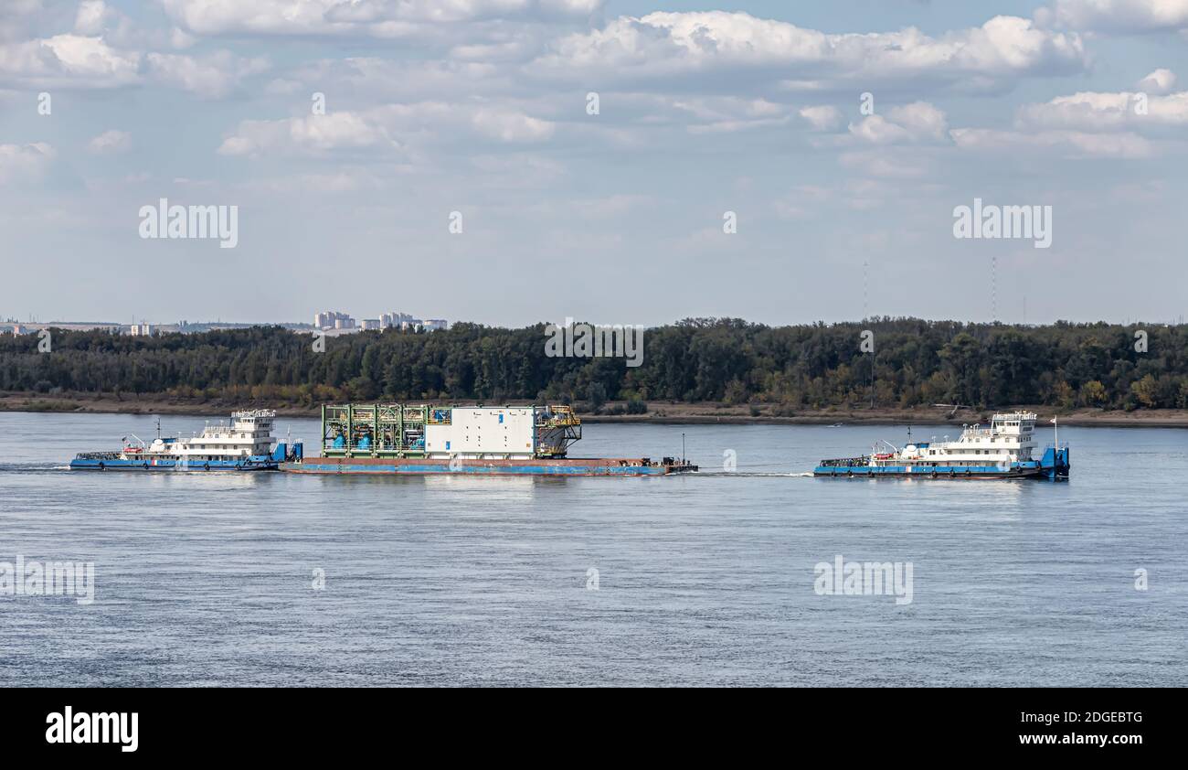 Trasporto della sezione finita dell'unità di raffineria per successiva installazione sul fiume Foto Stock