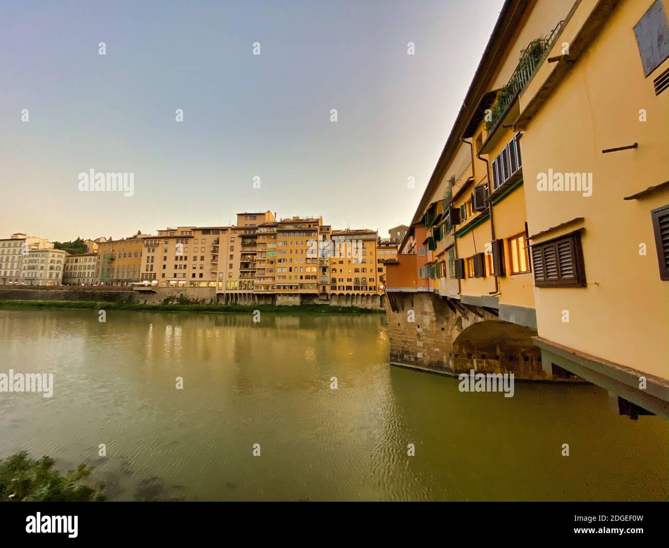 Ponte Vecchio e Lungarni di Firenze al tramonto Foto Stock