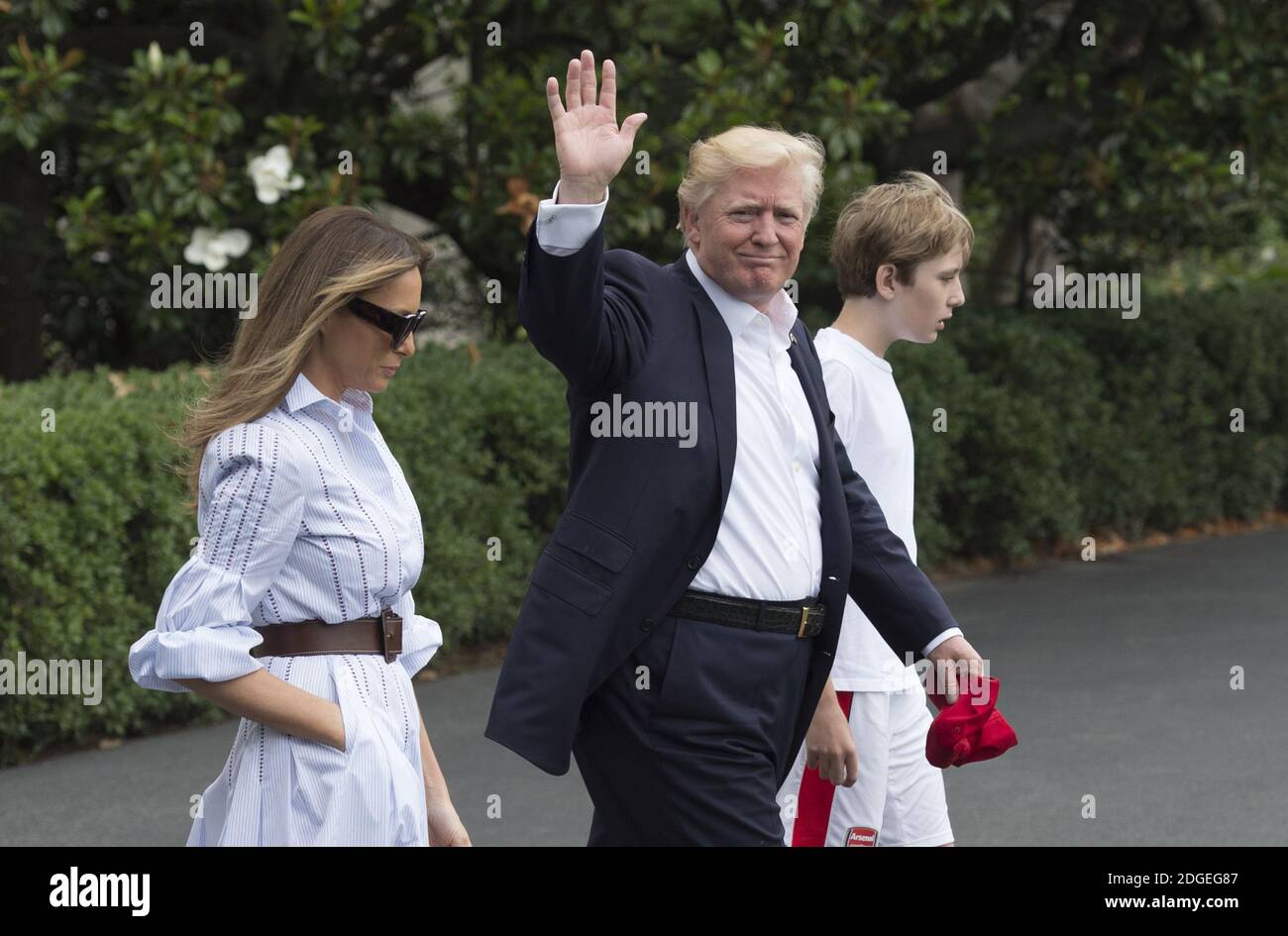 Il presidente DEGLI STATI UNITI Donald J. Trump si reca a Marine One con la prima signora Melania e il figlio Barron, quando si allontanano dalla Casa Bianca per Camp David, a Washington, DC, USA, il 17 giugno 2017. Foto Stock