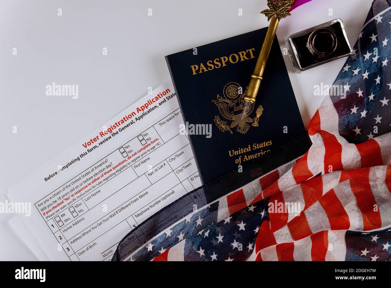 Modulo di registrazione al voto americano per le elezioni presidenziali con bandiera di USA e passaporto Foto Stock